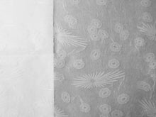 Laden Sie das Bild in den Galerie-Viewer, Mum White Tissue - Seidenpapier Chrysantheme
